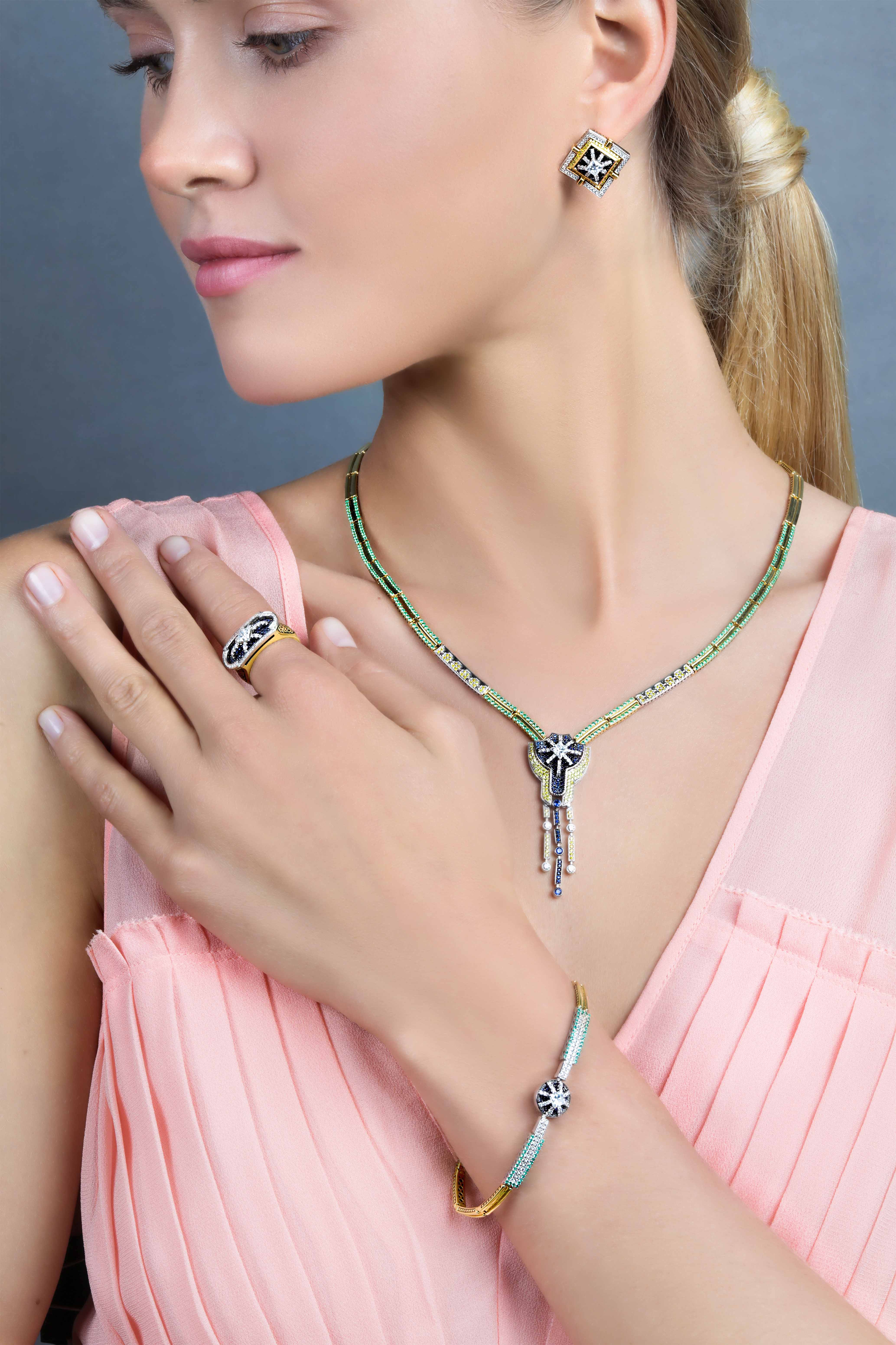 Колье с бриллиантами, изумрудами и сапфирами, жёлтое и белое золото