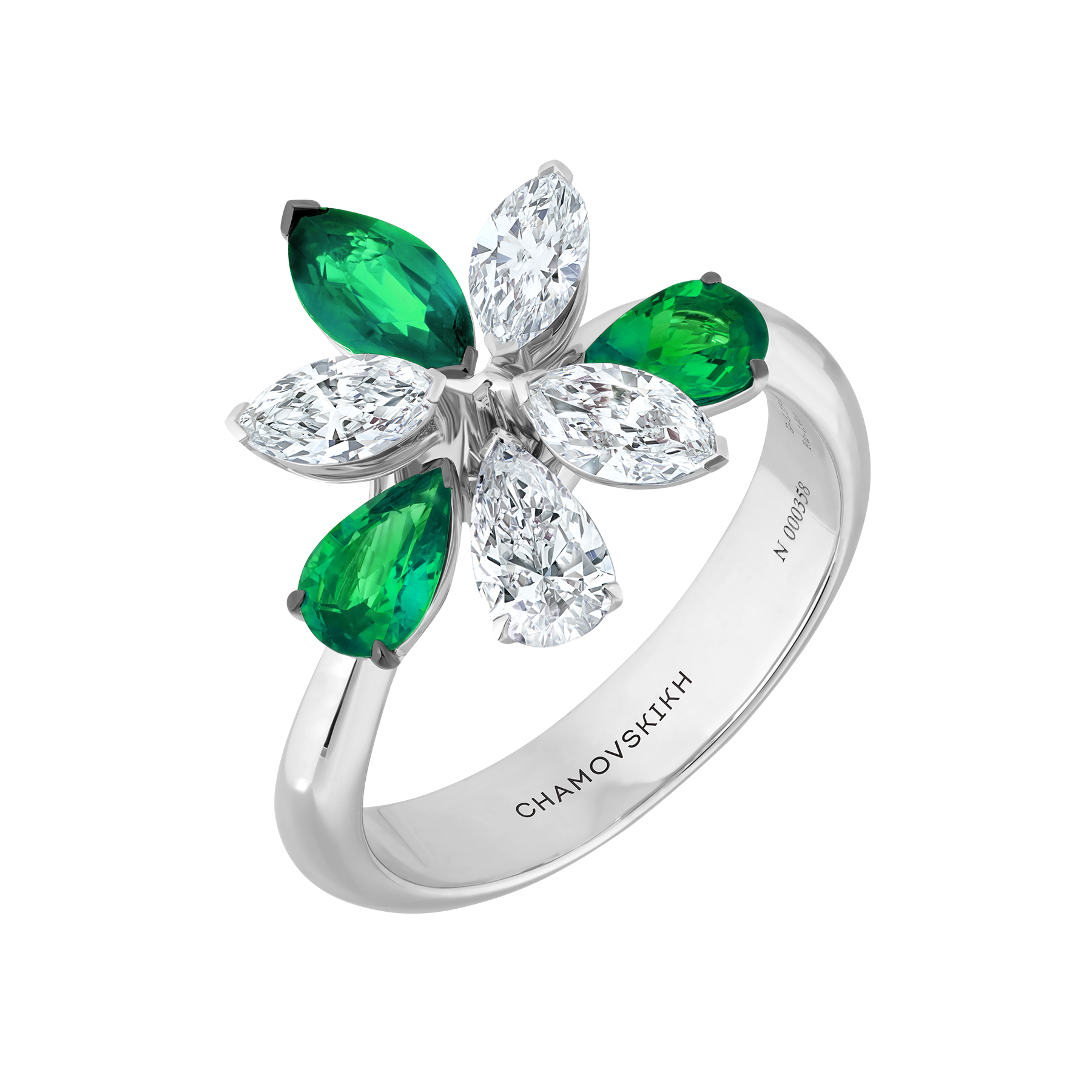 Кольцо с изумрудами и бриллиантами, белое золото