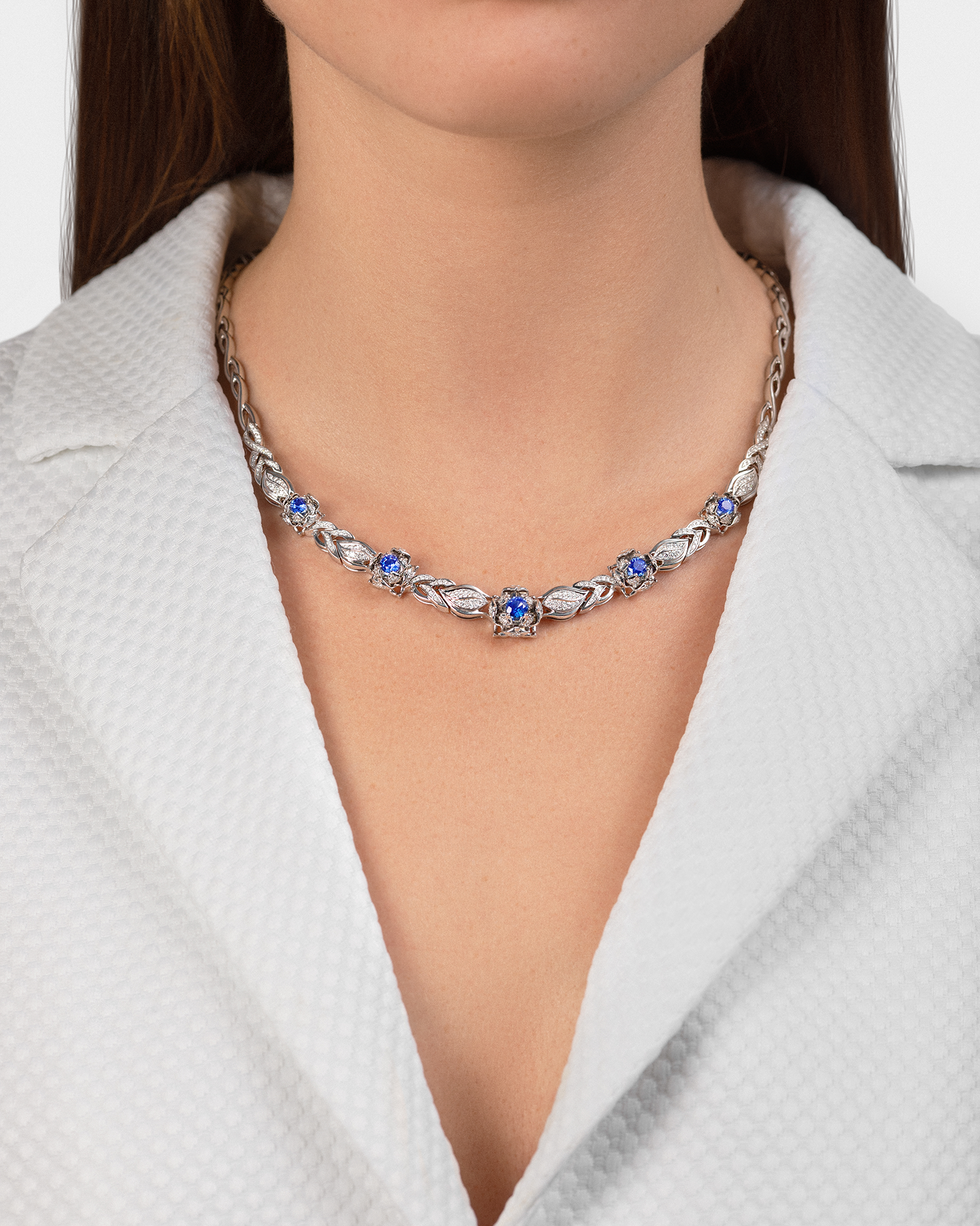 Колье с сапфирами и бриллиантами, белое золото