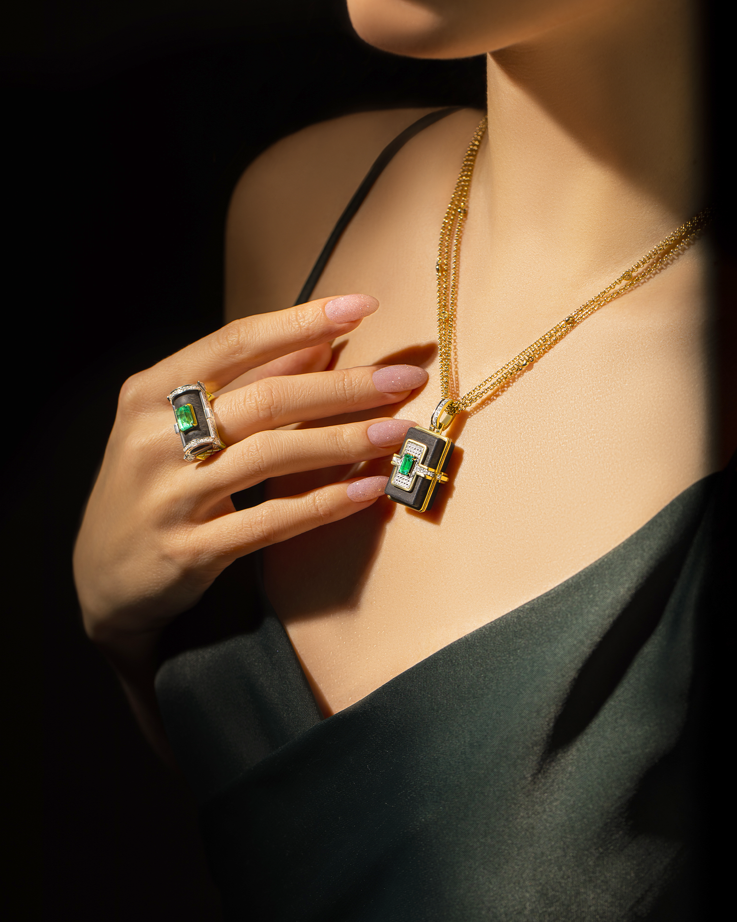 Кольцо с изумрудом и бриллиантами, жёлтое и белое золото, эбеновое дерево