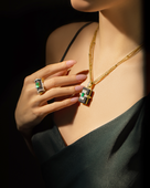 Кольцо с изумрудом и бриллиантами, жёлтое и белое золото, эбеновое дерево