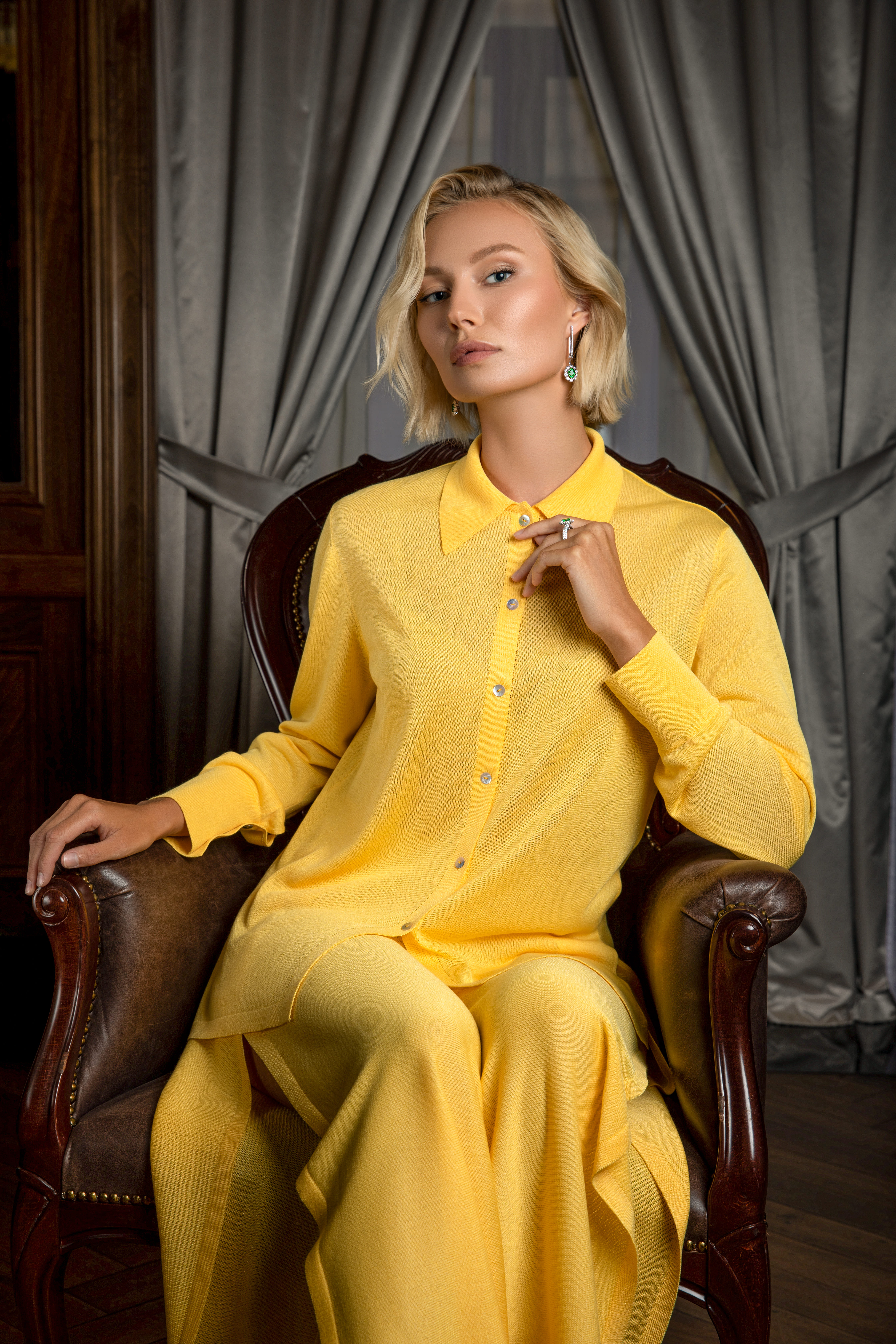 Серьги с тсаворитами и бриллиантами, белое золото