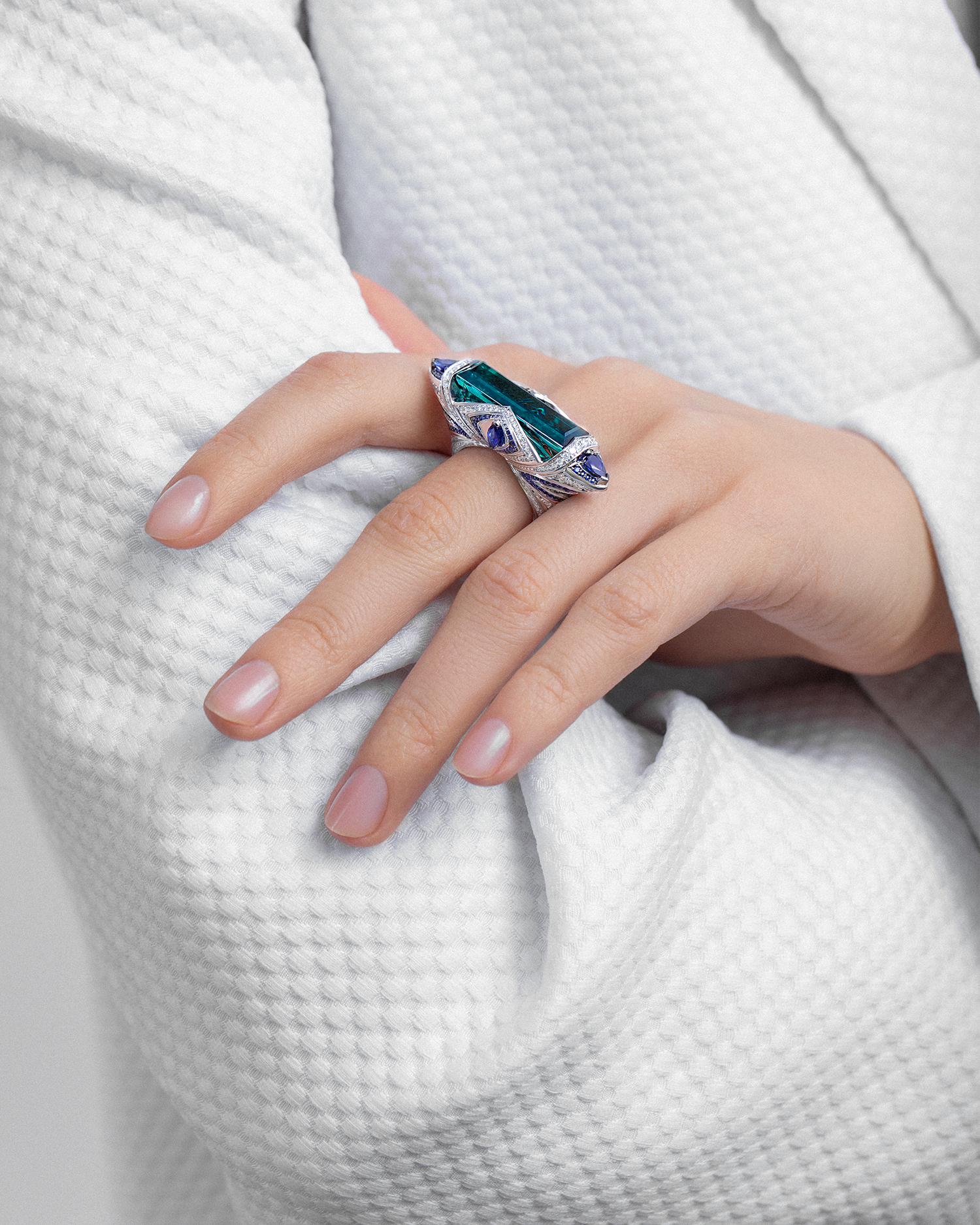 Кольцо с индиголитом, бриллиантами и сапфирами, белое золото