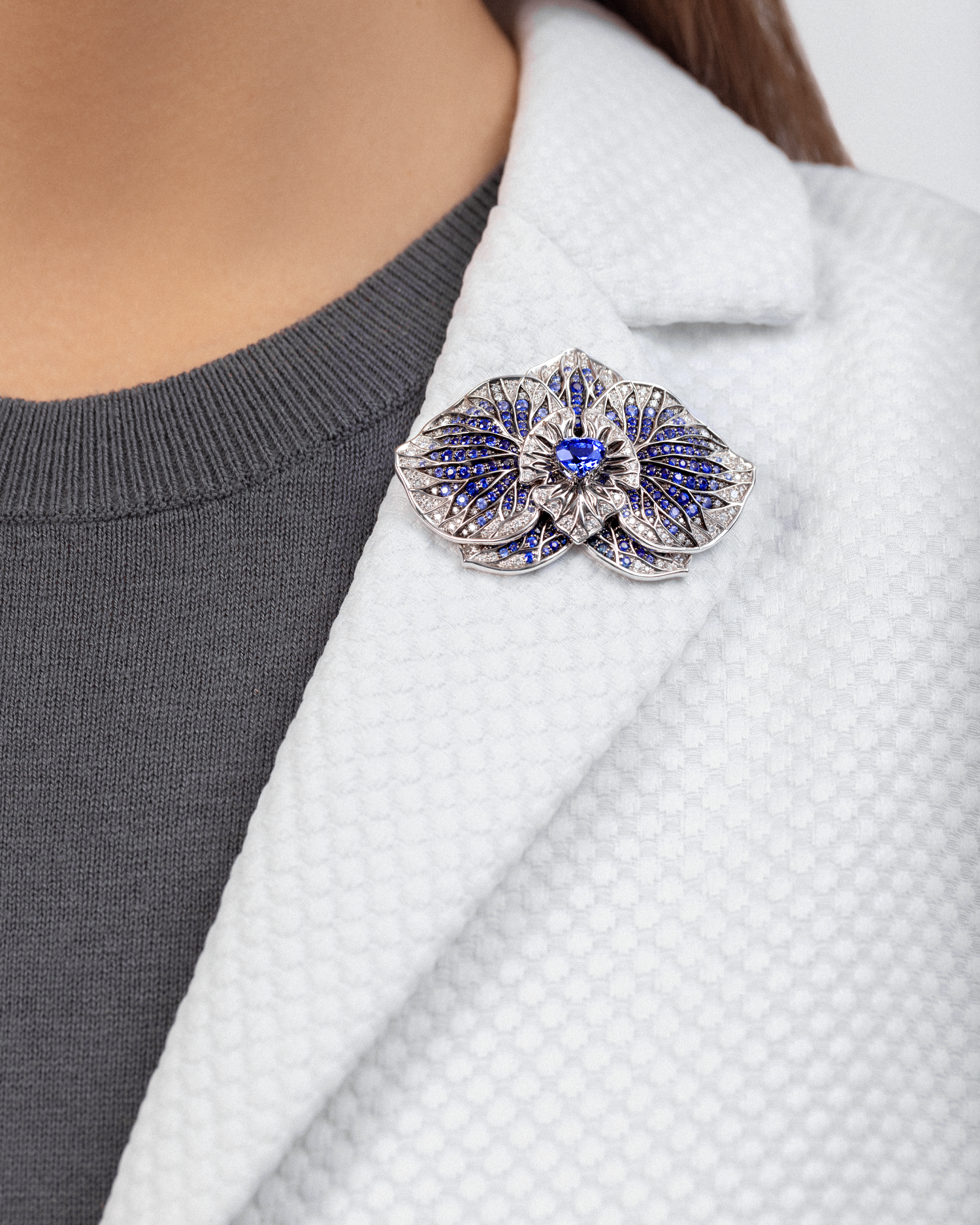 Брошь с сапфирами и бриллиантами, белое золото