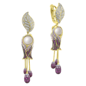 Серьги с жемчугом, бриллиантами, розовыми сапфирами и рубинами, желтое золото