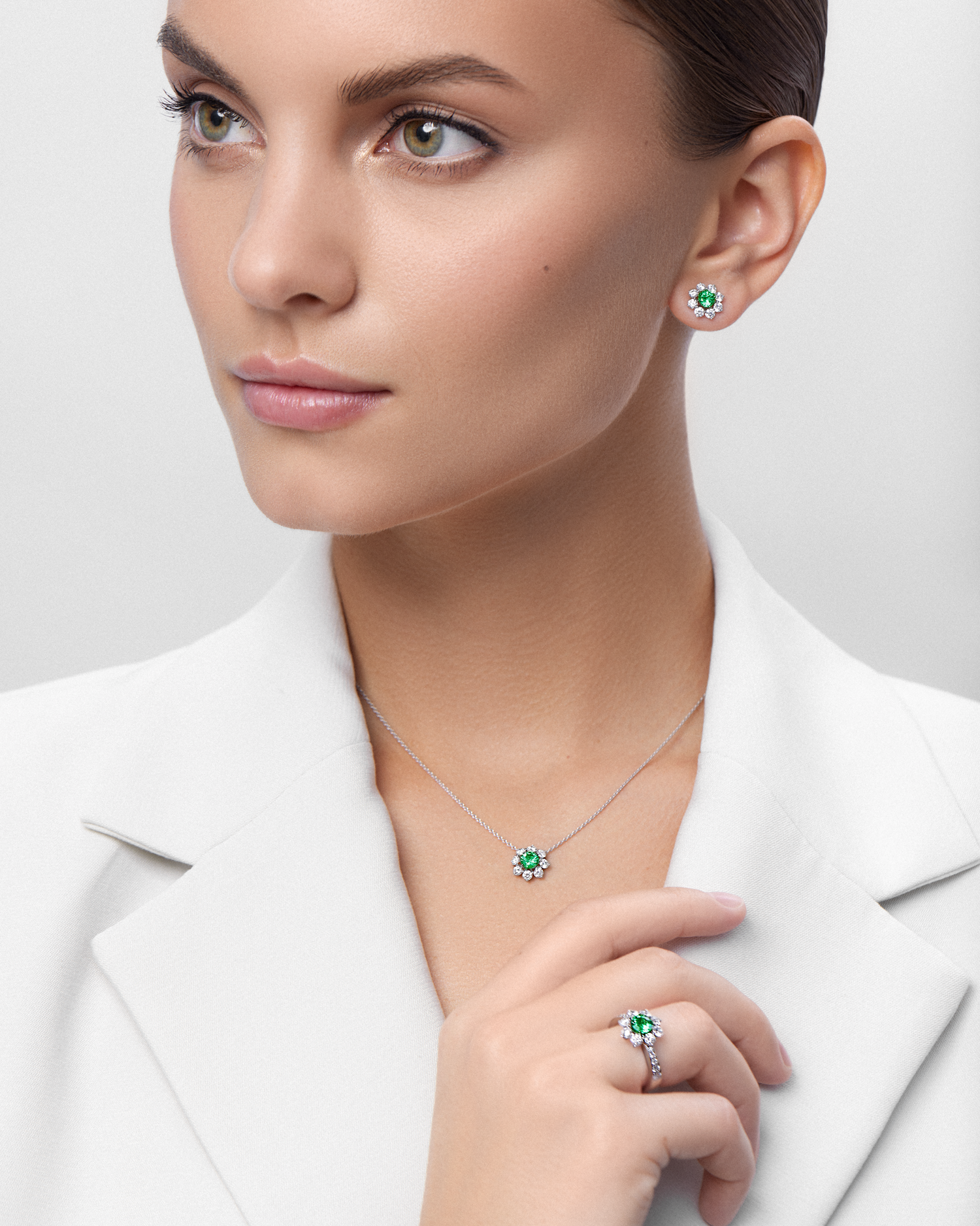 Колье с изумрудом и бриллиантами, белое золото