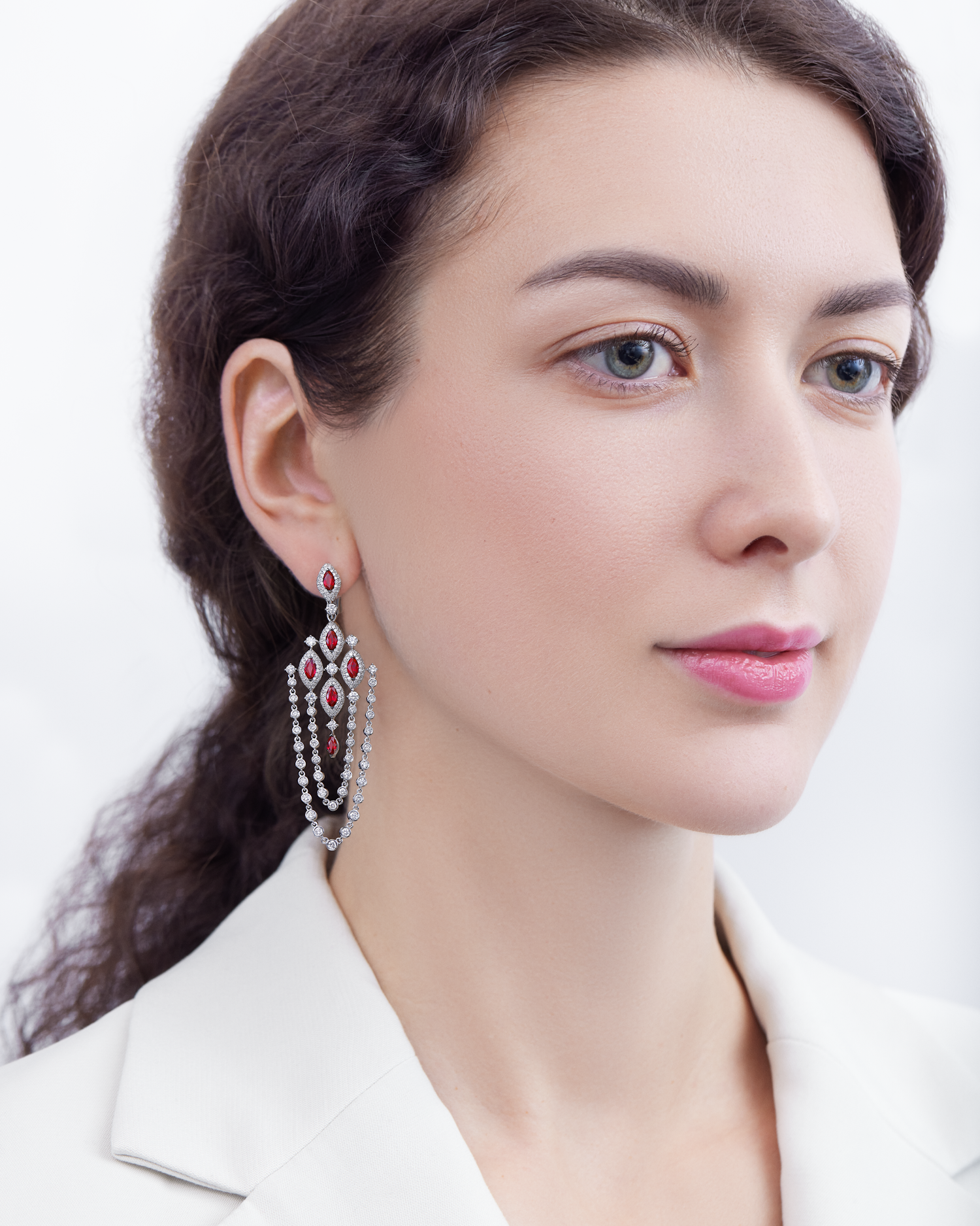 Серьги с рубинами и бриллиантами, белое золото