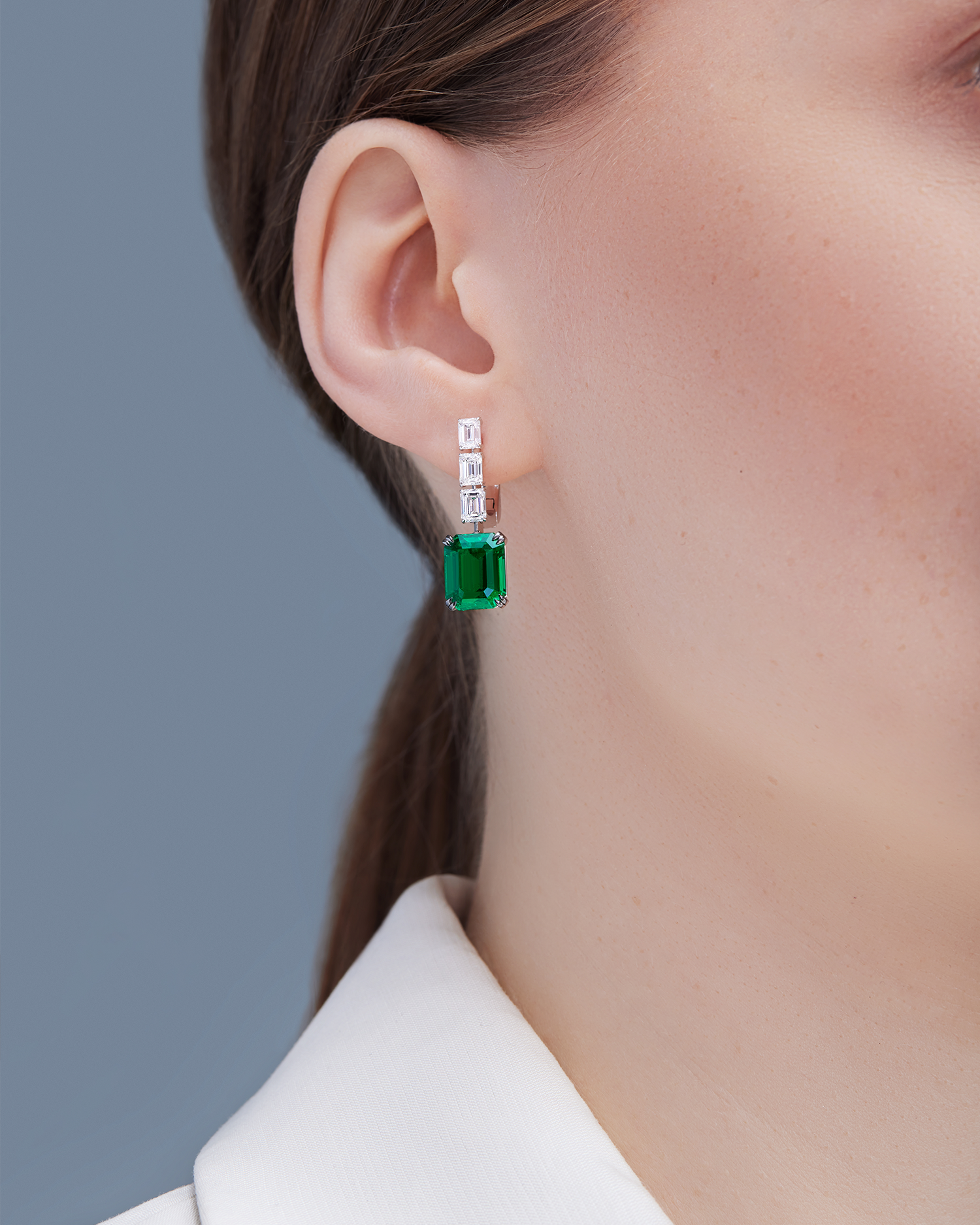 Серьги с изумрудами и бриллиантами, белое золото