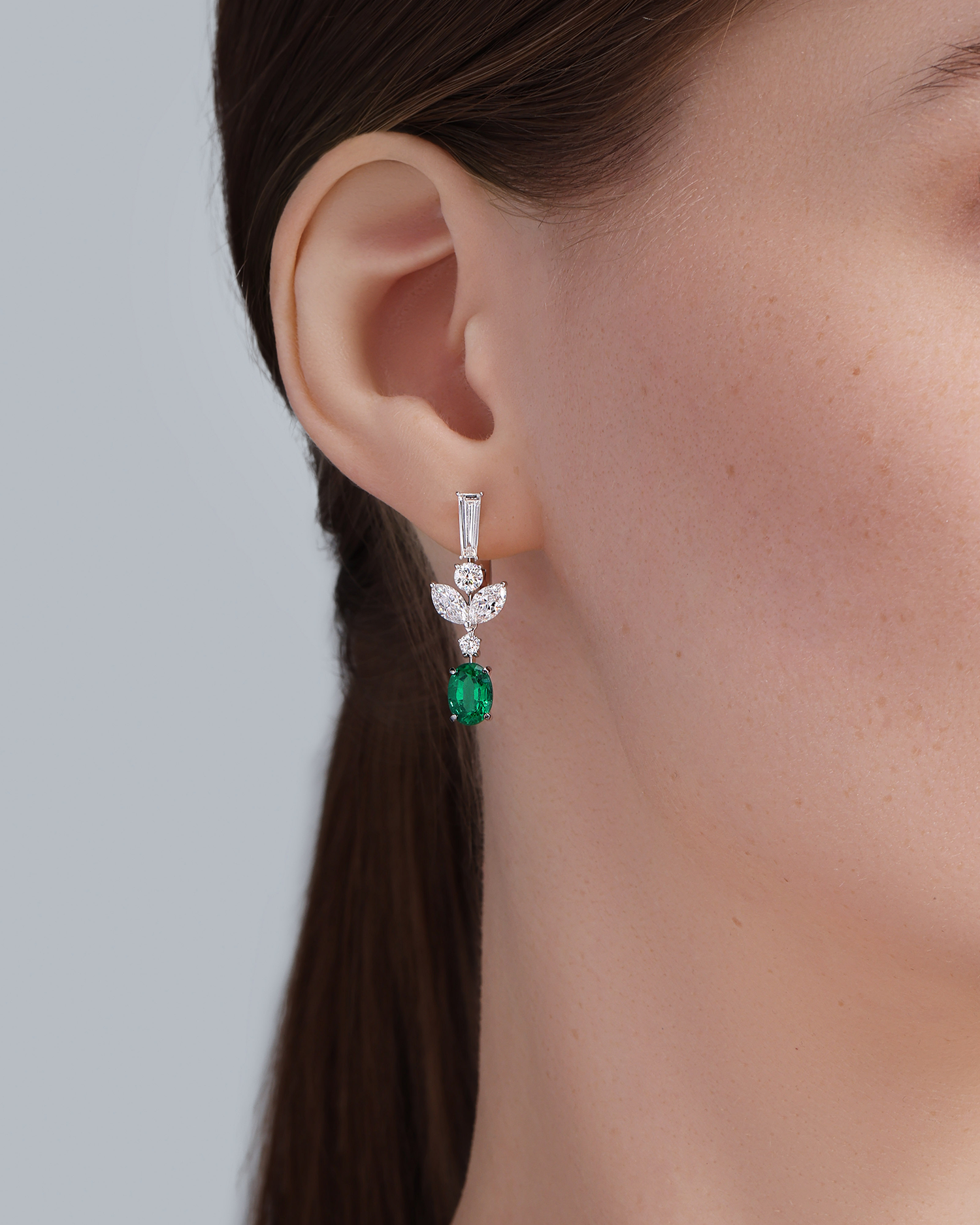 Серьги с изумрудами и бриллиантами, белое золото