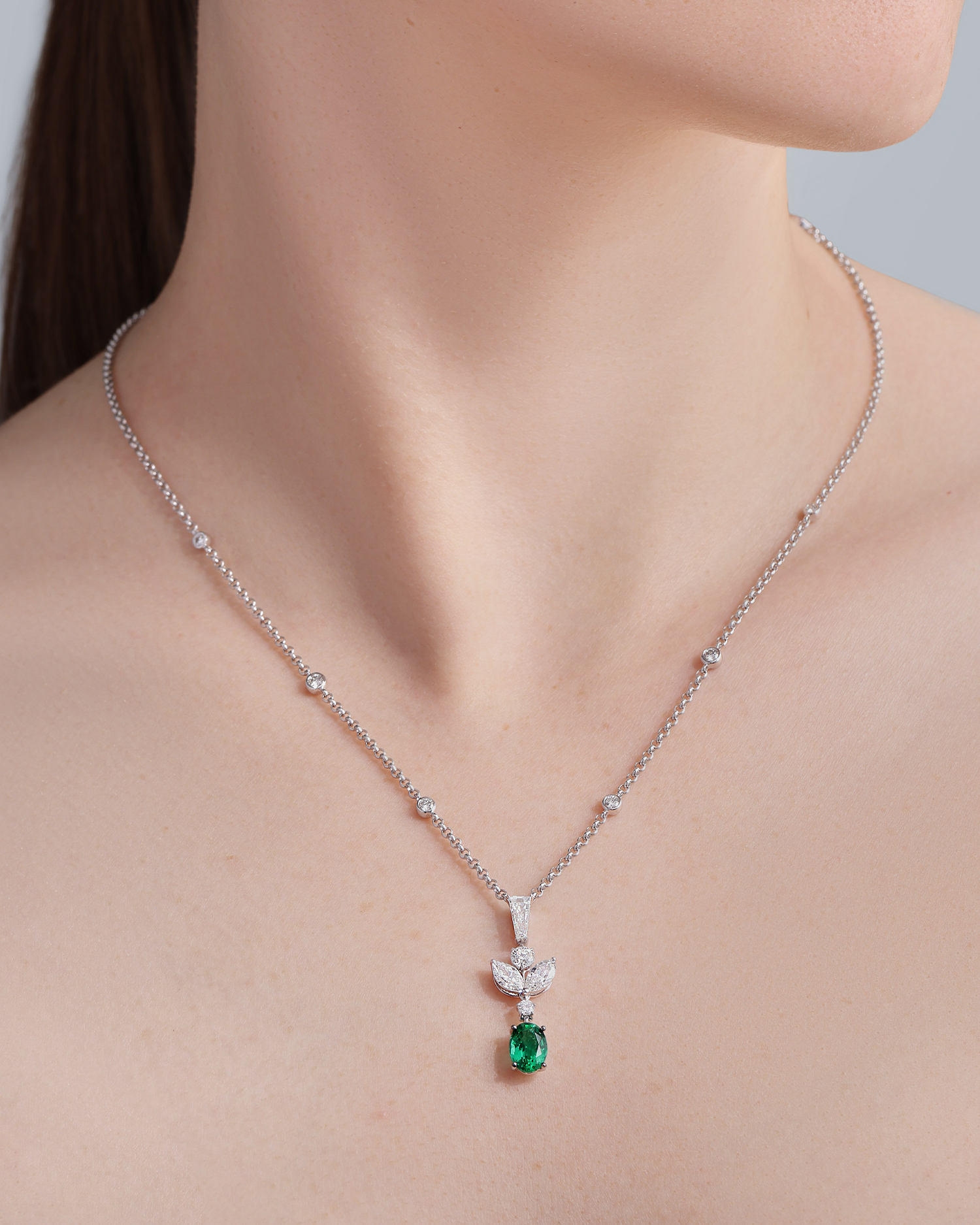 Колье с изумрудом и бриллиантами, белое золото
