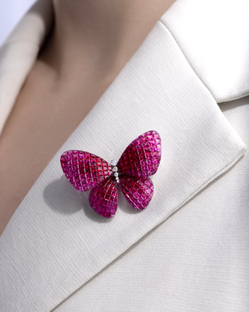 Брошь с рубинами, розовыми сапфирами и бриллиантами, белое золото 3