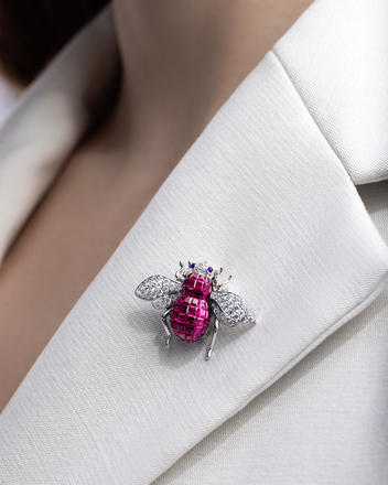 Брошь с рубинами, сапфирами и бриллиантами, белое золото 3