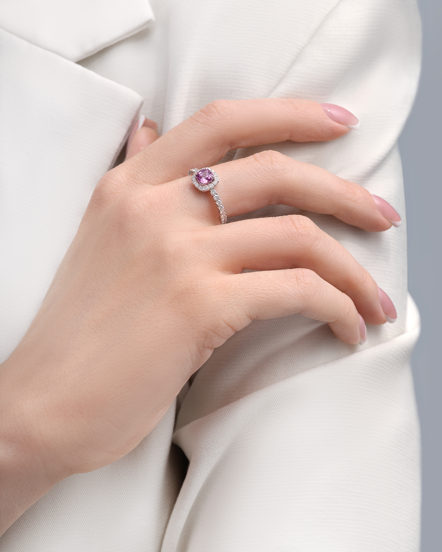 Кольцо с розовым сапфиром и бриллиантами, белое золото