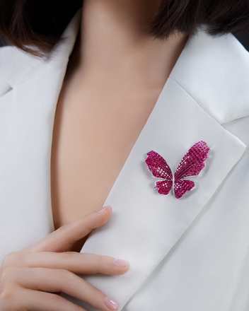 Брошь с рубинами, розовыми сапфирами и бриллиантами, белое золото 2