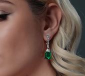 Серьги с изумрудами и бриллиантами, белое золото